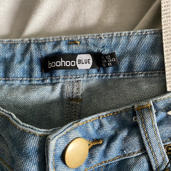 Boohoo High Waist Light Wash Distress Mom Jeans - Picture 11 of 11